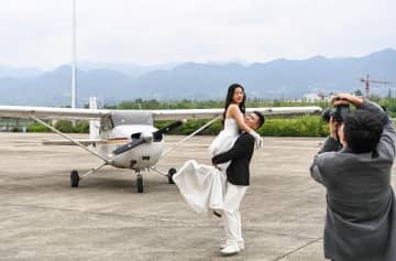  メーデー連休に重慶市両江新区にある竜興通用空港で開催された低空域飛行による観光体験プロジェクトが市民や観光客の間で人気を集めた。