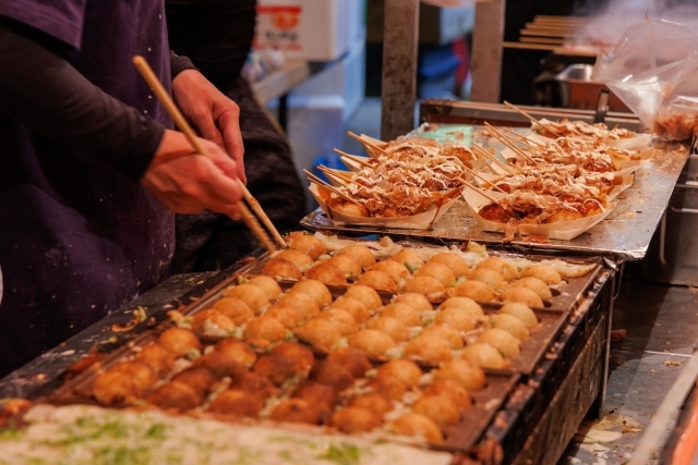 Saya bekerja di sebuah restoran di Tokyo.