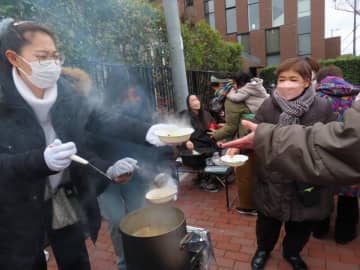 味噌汁を振る舞う留学生