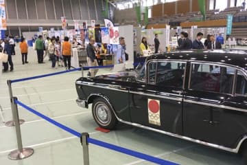 1964年の東京五輪聖火を搬送したセドリックや当時の懐かしい日産車も展示された「湘南ひらつかテクノフェア」（2019年の様子）