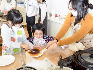 ホットケーキ作りを楽しむ参加者