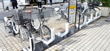 那覇市の県議会棟前に設置されている自転車シェアリングサービス