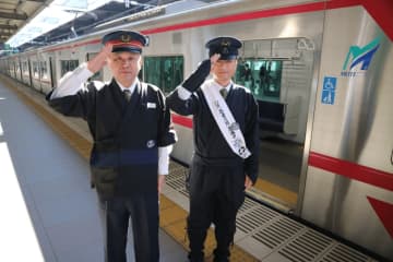 名鉄中部国際空港駅の駅長と副駅長