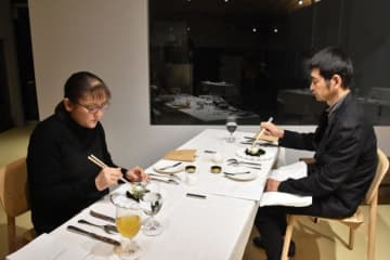 陸前高田の食材を使ったフランス料理を味わう市民ら