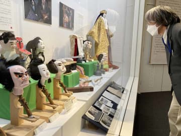 表情豊かな人形のかしらなどが並ぶ企画展＝あつぎ郷土博物館