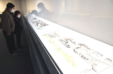 100年前の茨城の風景が並ぶ展示会場=北茨城市大津町