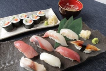 福島県産の新鮮な魚介を使用した、握り寿司と魚吸いをキッチンカーで販売