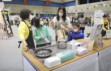 最新の住宅設備の展示や施工技術の紹介を行うリフォームフェア＝2月25日、長岡市千秋3