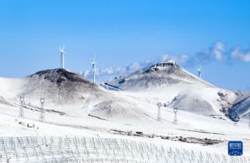 国家電力投資集団公司内モンゴル公司はこれまでに、内モンゴル自治区ホーリンゴル市で総設備容量750メガワットの大型風力・太陽光発電基地を建設し、地域経済のグリーン発展を促進している。