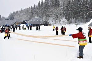 雪まつりで実演されたからむし織の雪ざらし