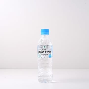 容器をリニューアルした「ファミマル 新潟県津南の天然水 370ml」