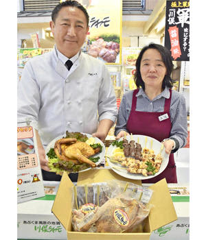 川俣シャモまつりセットをPRする渡辺社長（左）と渡辺店長