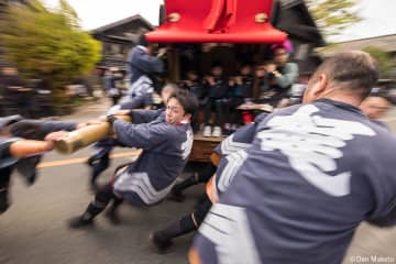 常滑祭　楫方の見せ場勢いよく山車を転回させる辻回しは楫方の一番の見せ場