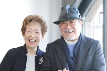 幸せそうなお2人（左：箱崎幸子さん、右：前田吟さん）