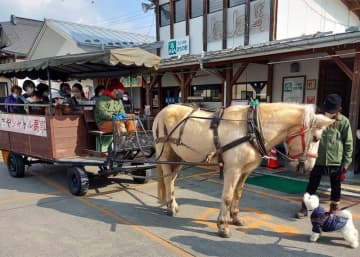 人気を集めている「せんまやシャトル馬車」。「せんまやひなまつり」最終日の５日も運行予定だ