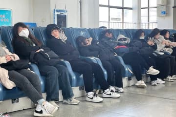 中国のネット上で最近、「泰山駅の待合室の旅客は皆ぐっすり寝入っている」という話題が検索のトレンド入りした。