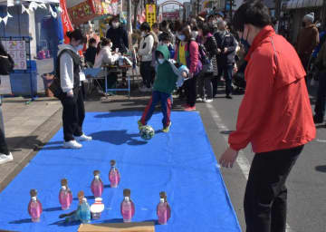 ゲームコーナーのボウリングを楽しむ子どもら=水戸市本町