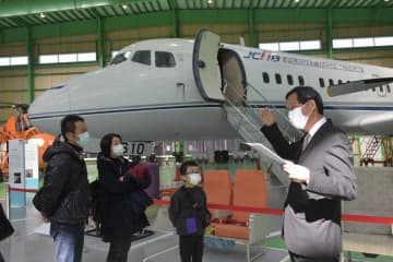 職員に案内されながら科博廣澤航空博物館を見学する家族=筑西市徳持