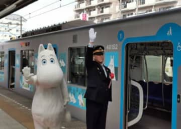 ムーミンと飯能駅管区長の出発合図の様子（記者撮影）