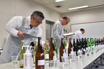 17蔵元の新酒の味や香りを審査した新酒持寄研究会=茨城町長岡の県産業技術イノベーションセンター