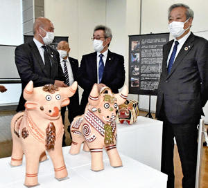 プカラの牛を内覧する押山村長（右）ら＝二本松市民交流センター