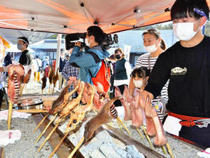 カムバック祭で販売される松川浦名物「浜焼き」