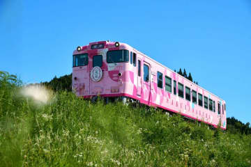 パステルピンクの車体が春の岡山県北を駆ける『SAKU美SAKU楽』