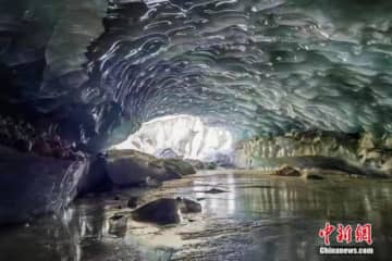 チベット自治区チャムド市ペンバル県ペンバル県普玉一村の三色湖付近で最近、超大型の氷洞「コンカ氷洞」が発見された。