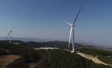 雲南省昆明市宜良県中営風力発電所1期プロジェクト内でこのほど、地上のオペレーターとクレーン操縦士の見事な連携作業により、ブレードとハブの据え付けが完了した。