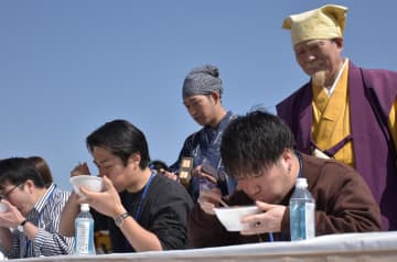 納豆の早食いの挑む参加者ら=水戸市千波町