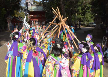 祭頭囃奉納で樫棒を組み鳴らす囃人=鹿嶋市宮中の鹿島神宮