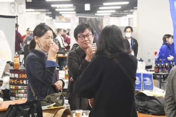 仕事帰りのグループなど、会場は多くの人でにぎわった＝横浜市中区の「横浜ハンマーヘッド」