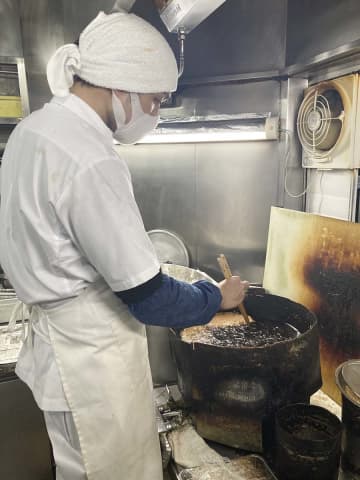 こだわりのカツを揚げる3代目の岩瀨さん