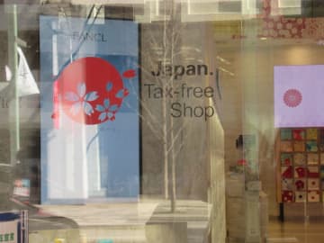 2月の訪日外国人数は前年同月比約88倍の147万5300人。コロナ禍前の2019年同月との比較では56．6％の水準に持ち直し、1月の回復率（55．7％）を上回った。写真は東京・銀座。　　