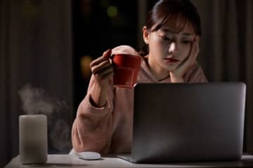 眠る前に飲むのを避けた方が良い温かい飲み物は？　※画像はイメージです（K-Angle/stock.adobe.com）