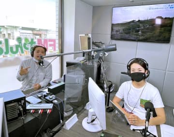 ライブカメラの配信をPRするFMやんばるのメンバーら＝名護市宮里（FMやんばる提供）