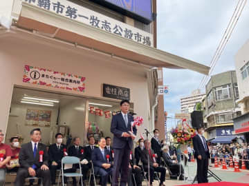 新市場オープニングセレモニーで祝辞を述べる知念覚那覇市長＝19日、那覇市第一牧志公設市場前