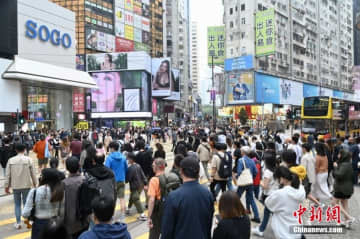 香港では19日、中国本土からやってきた大勢の観光客が観光やショッピングを楽しみ、銅鑼湾は道行く人でごった返していた。