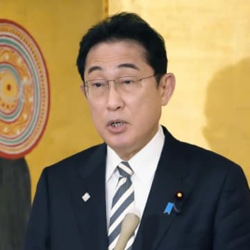 20日、ニューデリーで記者団の取材に応じる岸田首相（Ｃ）共同通信社