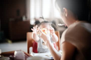 17日、日本華僑報網は、日本で大学に通うわが子に生活費を援助しない親が増えているとする文章を掲載した。