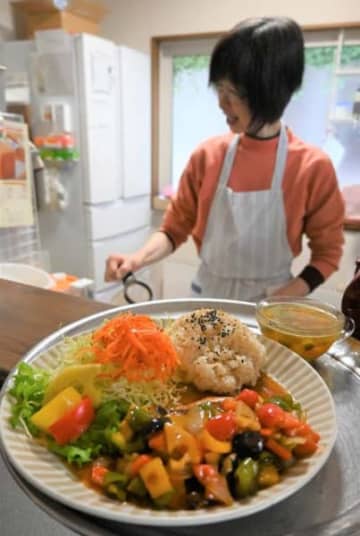 地元産いわいどりと野菜をたっぷり使った限定ランチ。素材にこだわったメニューが人気だ