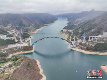 広西チワン族自治区河池市天峨県の天峨竜灘特大橋の建設現場を上空から撮影した。