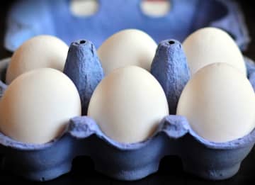日本で鳥インフルエンザの影響により卵価格が上昇していることが、中国のネット上で反響を呼んでいる。