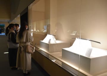 堀川国広作の刀に見入る女性=古河歴史博物館