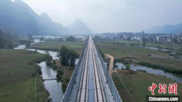 貴州省貴陽市と広西チワン族自治区南寧市を結ぶ貴南高速鉄道の澄江双線（複線）特別橋の防音・遮光壁を22日、上空から撮影した。