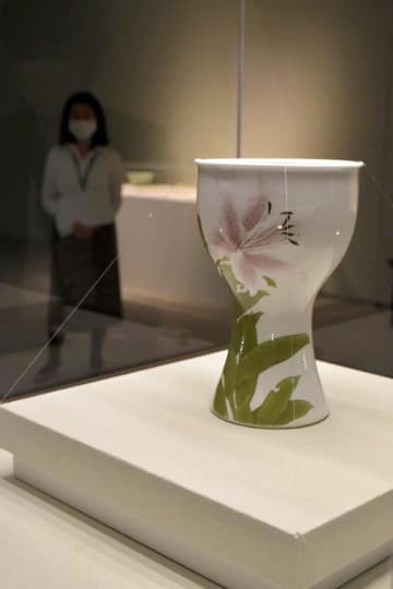 しもだて美術館に展示された「彩磁百合文花瓶」=筑西市丙