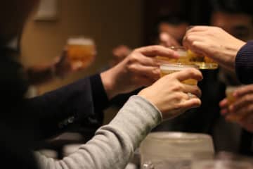 香港メディアの香港01は24日付で、日本では客引きの甘言に騙されて飲食した結果、とてつもない高額を要求される場合があるとして、日本旅行を考える読者に注意を呼び掛けた。