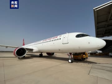 天津市にあるエアバスA320シリーズ飛行機アジア組立ラインで24日、初めて中国で組立が行われたエアバスA321が正式に航空会社に引き渡された。