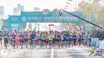 第1回蘇州マラソンが26日午前、江蘇省蘇州市金鶏湖の湖畔で開催された。