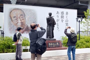 時おり志村けんさんの銅像の写真を撮る人の姿が（Ｃ）日刊ゲンダイ